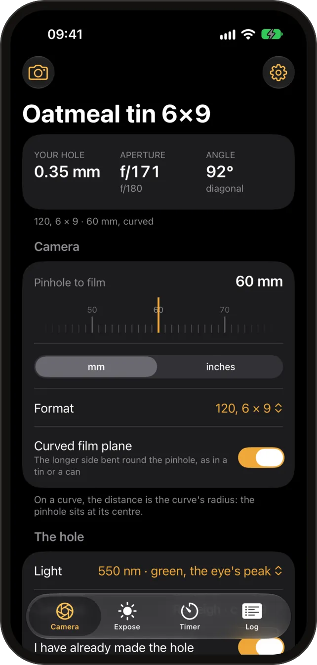 A tela Câmera do Pinhole Calc: o furo, o número f e o ângulo de visão para uma câmera 6×9 com plano de filme curvo