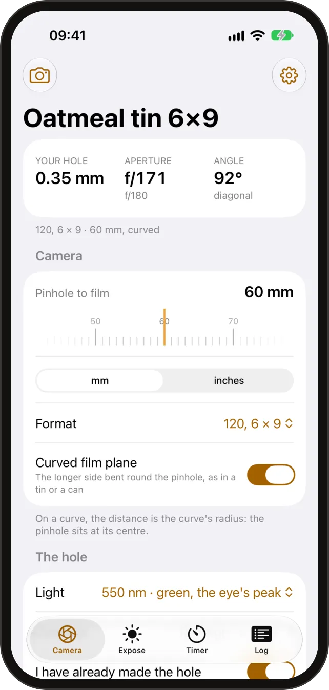 A tela Câmera do Pinhole Calc: o furo, o número f e o ângulo de visão para uma câmera 6×9 com plano de filme curvo